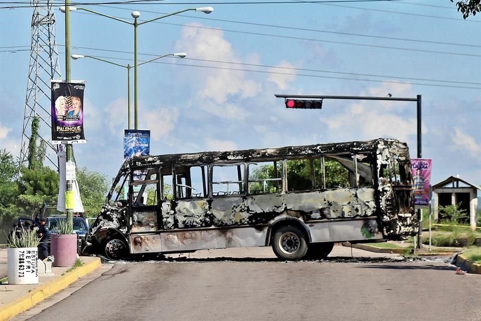 La mayoría de los camiones urbanos no circularon hoy en Culiacán, mientras que vehículos de plataformas privadas ofrecieron elevadas tarifas debido a la demanda.