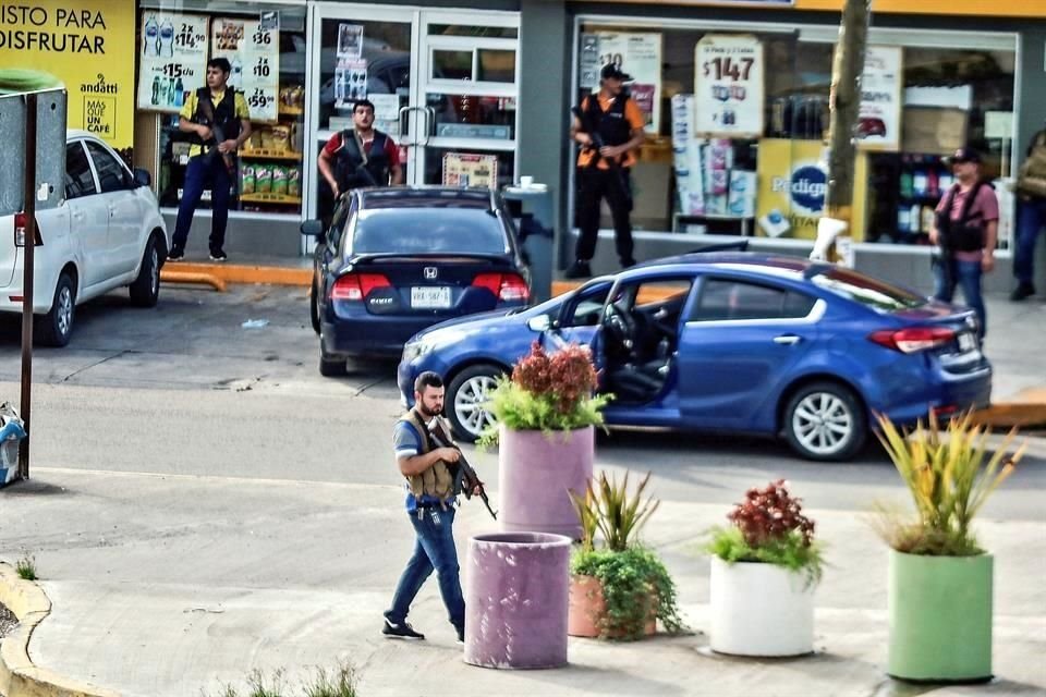 Los grupos armados sitiaron la ciudad, cerraron calles, tomaron casetas de peaje y provocaron que se suspendieran vuelos y salidas de autobuses.