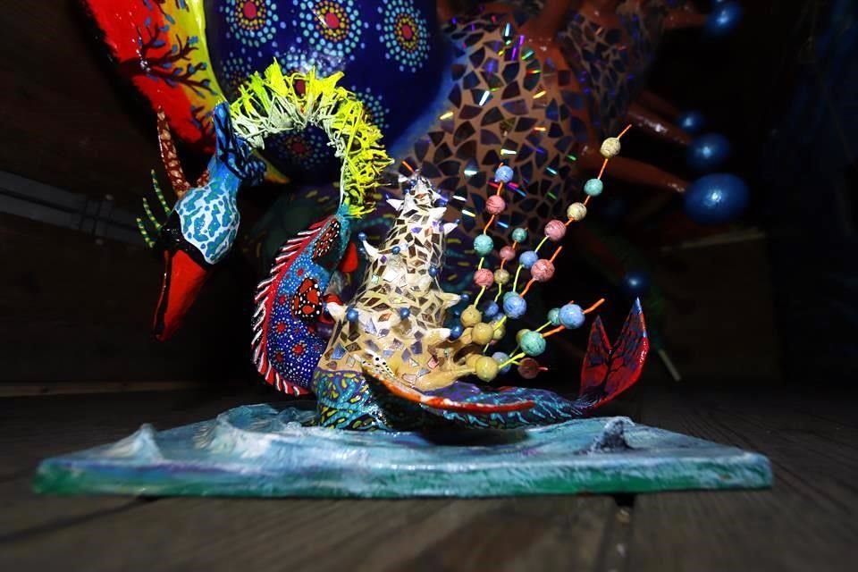 Un alebrije con forma de cisne, torso de caracol, aletas de tortuga y cola de pescado recorrió 42 kilómetros desde el municipio pirotécnico de Tultepec, Estado de México, hasta el Zócalo capitalino