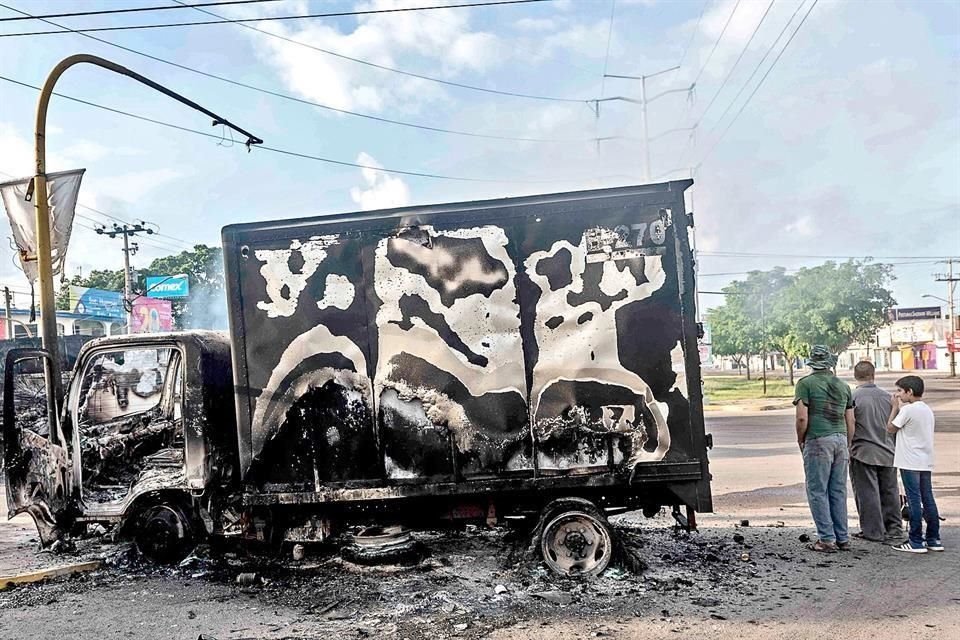 Vehículos carbonizados en las calles, sangre en el pavimento y casquillos de balas fueron algunas de las evidencias que permanecieron casi 24 horas como recordatorio de la jornada violenta.