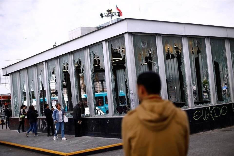 Tras decreto de estado de emergencia en Chile debido a protestas por alza al Metro, el servicio de éste se encuentra suspendido y la capital vive más manifestaciones.