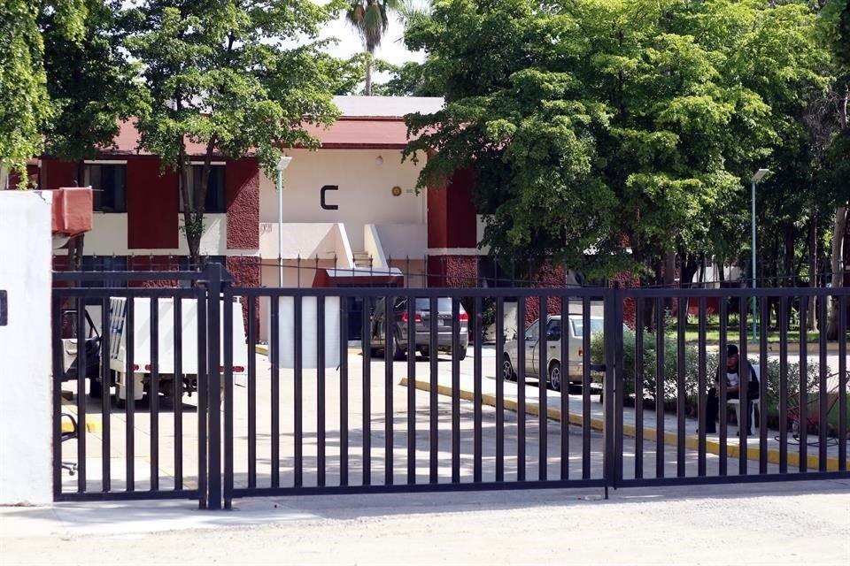 Al menos 60 de 140 familias de soldados abandonaron la Unidad Habitacional Militar ubicada por la carretera a Mazatlán.