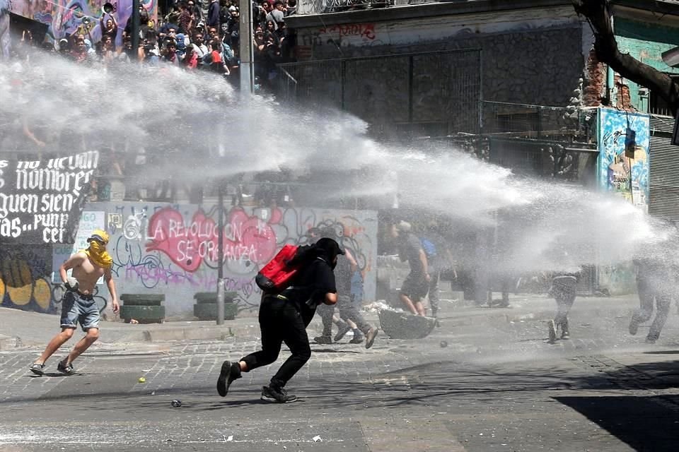 Fuerzas de seguridad arrojaron agua a los manifestantes.