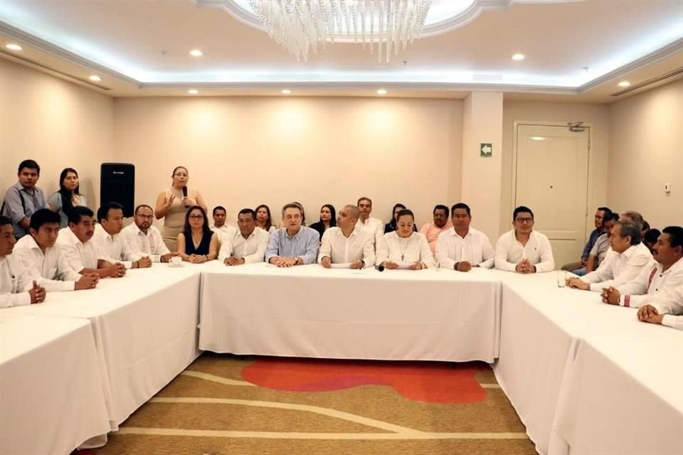 Acompañados de Pío López Obrador, hermano del Presidente de la República, los Presidentes Municipales externaron que su intención en sumarse al cambio que significa la Cuarta Transformación.