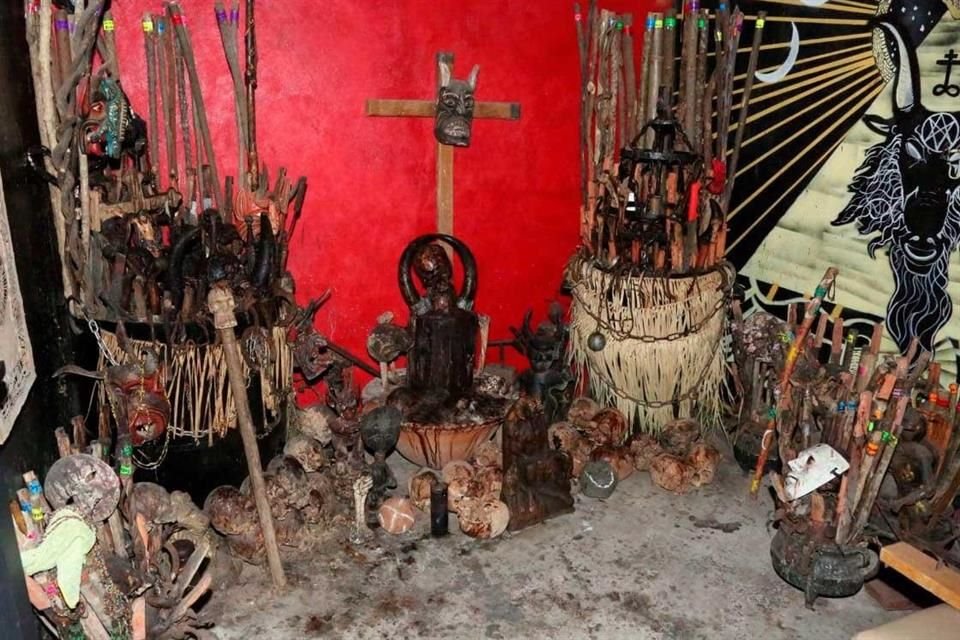 LA ADORACIÓN. En una de las habitaciones de la vecindad de Peralvillo tenían un altar de protección con elementos de Santería y otro con  figuras de la Santa Muerte y Jesús Malverde.