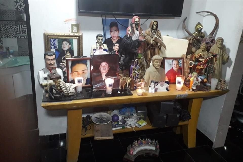 LA ADORACIÓN. En una de las habitaciones de la vecindad de Peralvillo tenían un altar de protección con elementos de Santería y otro con  figuras de la Santa Muerte y Jesús Malverde.