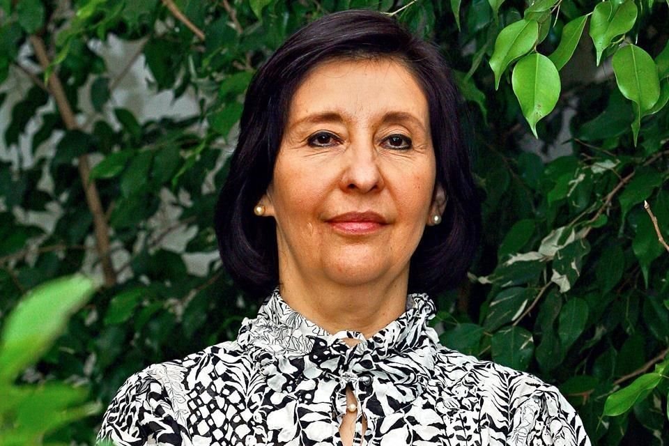 Teresita Corona Vázquez preside la Academia Nacional de Medicina de México,  órgano consultivo del gobierno federal en materia de salud.