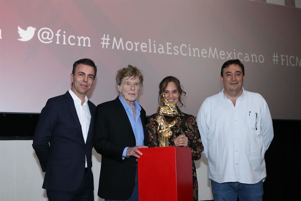 El actor recibió el reconocimiento de manos de Daniela Michel, directora del Festival de Morelia.