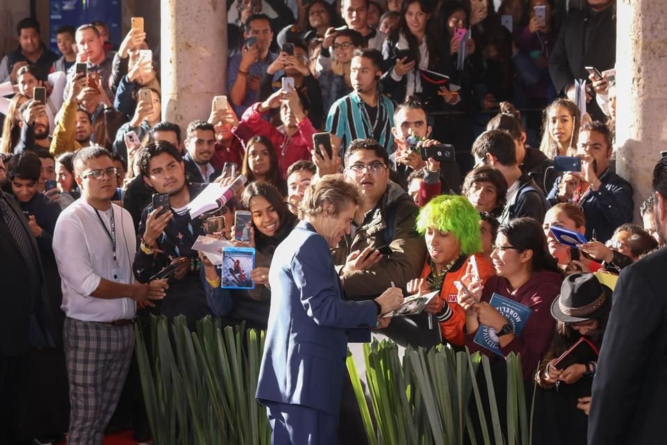 Dafoe firmó autógrafos.