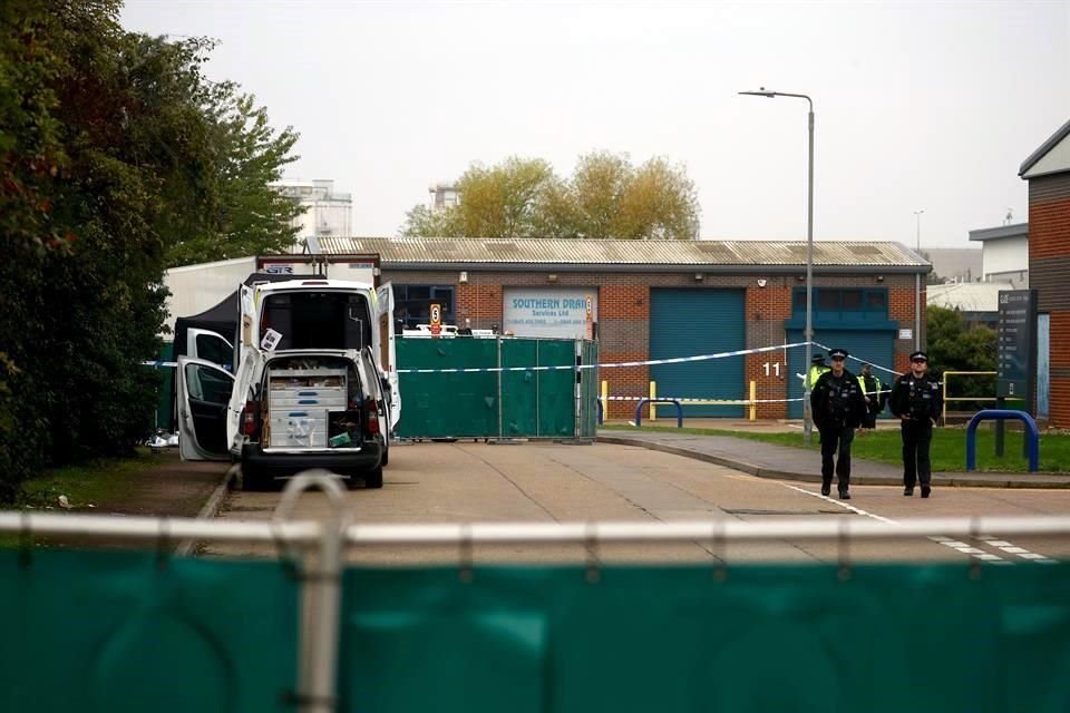 La Policía británica halló los cadáveres de 39 personas en el contenedor de un camión, en Essex; el conductor fue detenido como sospechoso.