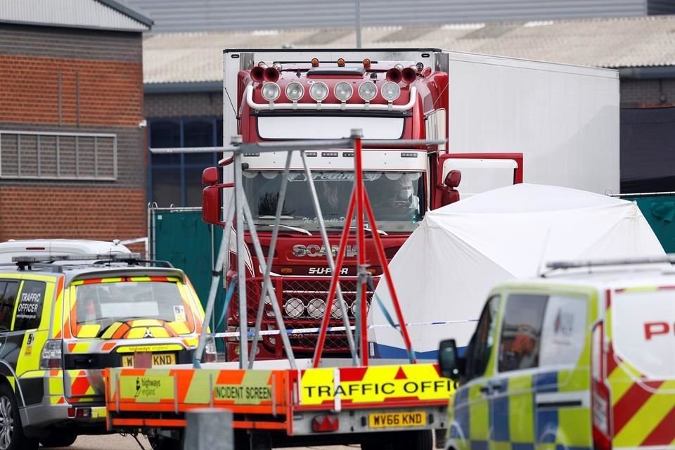 La Policía británica halló los cadáveres de 39 personas en el contenedor de un camión, en Essex; el conductor fue detenido como sospechoso.