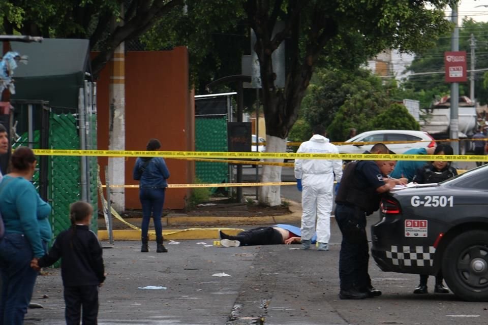 Alrededor fueron asegurados seis indicios de bala.