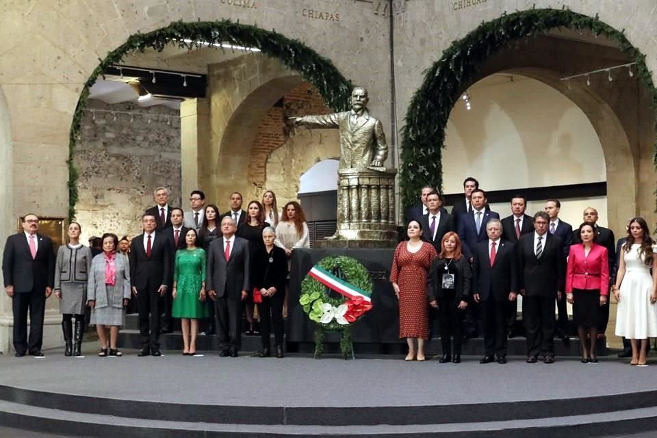 El Presidente encabezó una guardia de honor en la estatua de Belisario Domínguez.