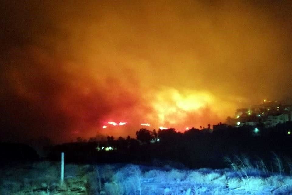 Alrededor de la 1:00 horas de este viernes un incendio forestal en Bajamar provocó el cierre de la carretera Escénica Ensenada-Tijuana, correspondiente al municipio de Ensenada.