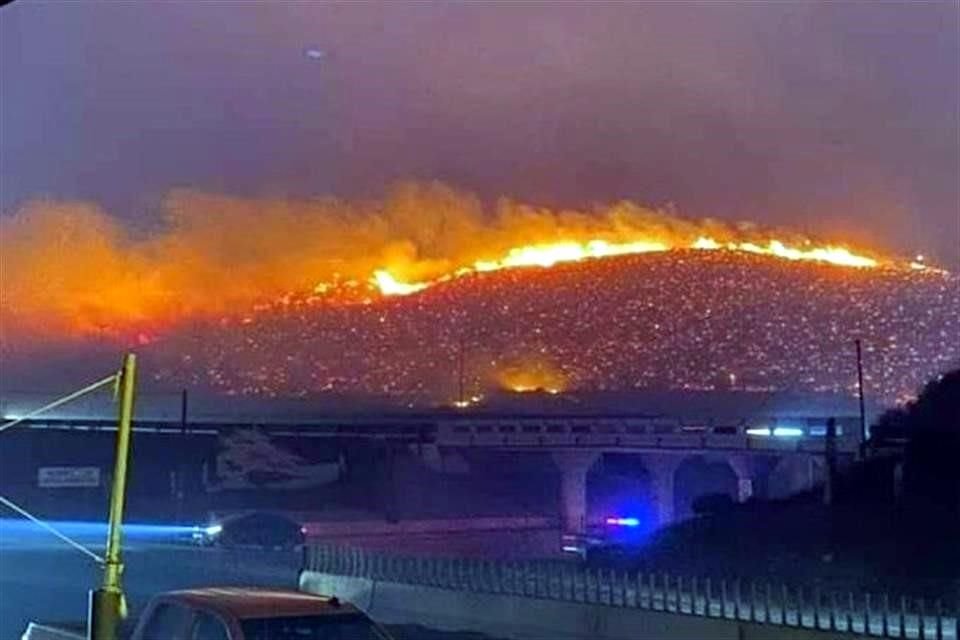 La carretera libre Tijuana -Tecate, que se usa como ruta alterna a la Escénica, también se encuentra cerrada debido al combate de un incendio forestal en esa zona.