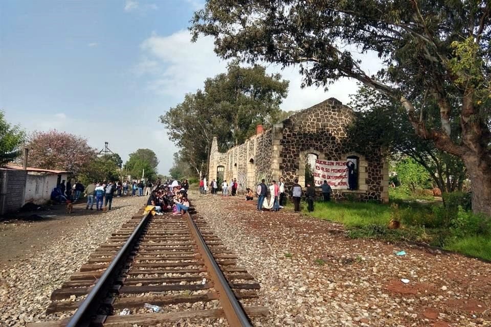 Mientras tanto, estudiantes de la Normal Rural 'Vasco de Quiroga' cumplieron, entre ayer y hoy, 31 horas continuas de bloqueo.