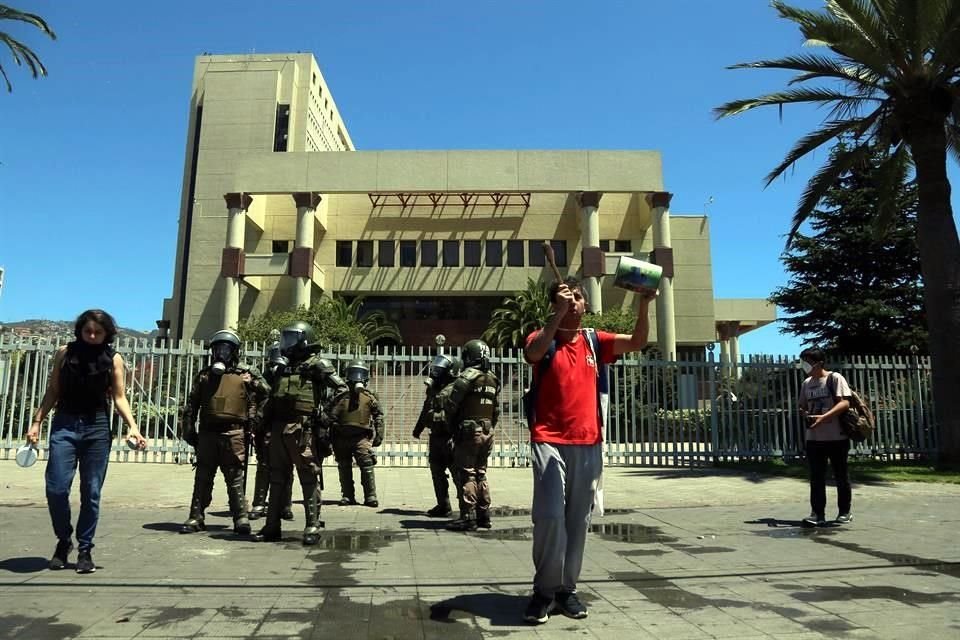 Manifestantes participan en una nueva jornada de protestas en las afueras del Congreso Nacional este viernes, cuando se cumple una semana de manifestaciones antigubernamentales, en Valparaíso, Chile.