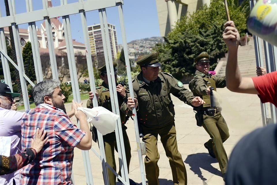 El Congreso de Chile suspendió sus actividades ante las protestas que se realizan en sus alrededores.