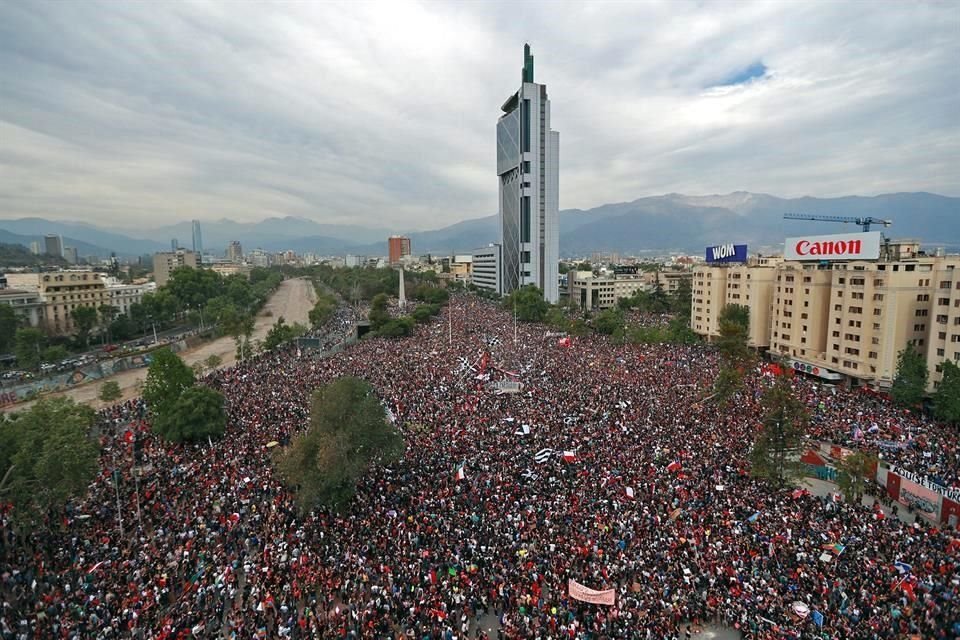 Miles de personas protestan en la plaza Italia y calles colindantes por el descontento contra la situación actual del país, en la 'Marcha más grande de Chile'.