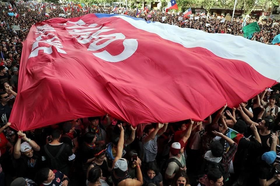 Durante la 'marcha más grande de Chile', los manifestantes desplegaron banderas enormes.