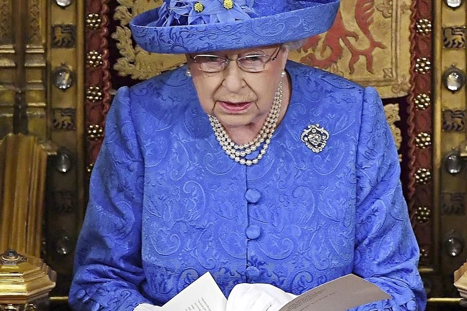 En 2017, en pleno debate óor el Brexit, usó una combinación azul-amarilla que parecía un guiño a la bandera de la UE.