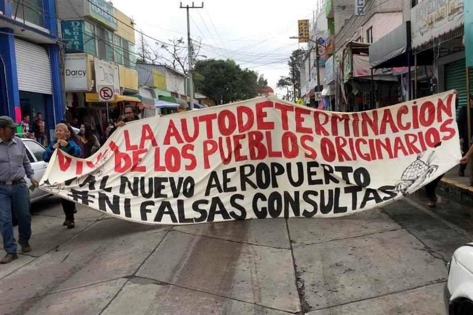 '¡Cerros sí, aviones no!', '¡La tierra no se vende, se ama y se defiende!', '¡Aviones no, agua sí!', son algunas consignas lanzadas.