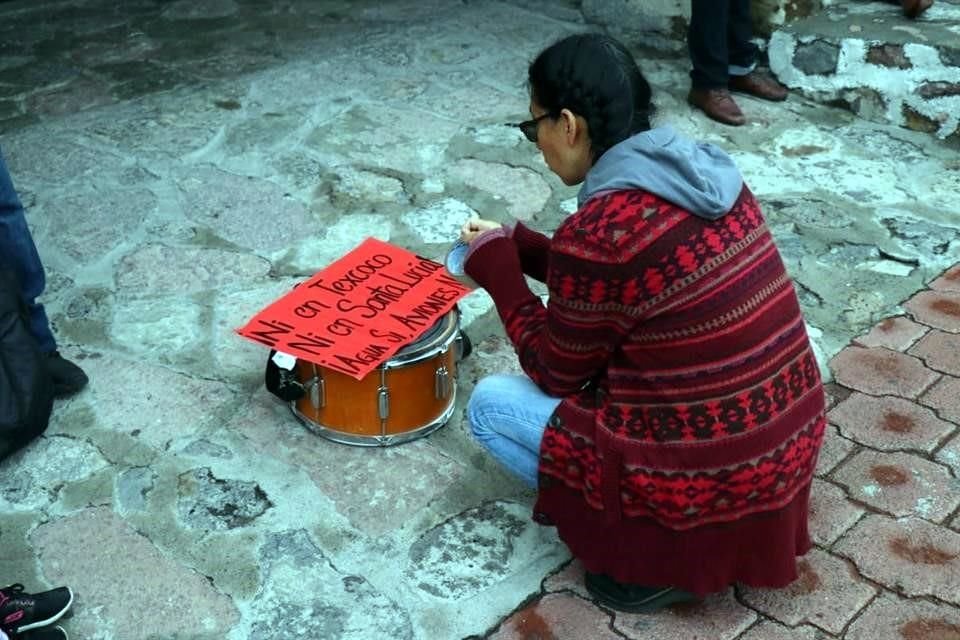 Las consignas fueron escritas en mantas y cartulinas.