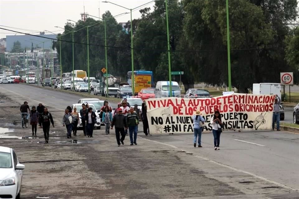 Aproximadamente 50 pobladores marchan contra al aeropuerto de Santa Lucía.