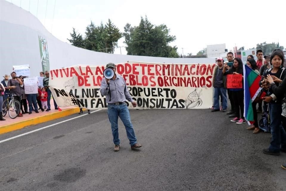 Integrantes de los 12 pueblos originarios de Tecámac protestan en la entrada de la Base Aérea Militar Santa Lucía en inconformidad de que aquí se construya una nueva central aeroportuaria.