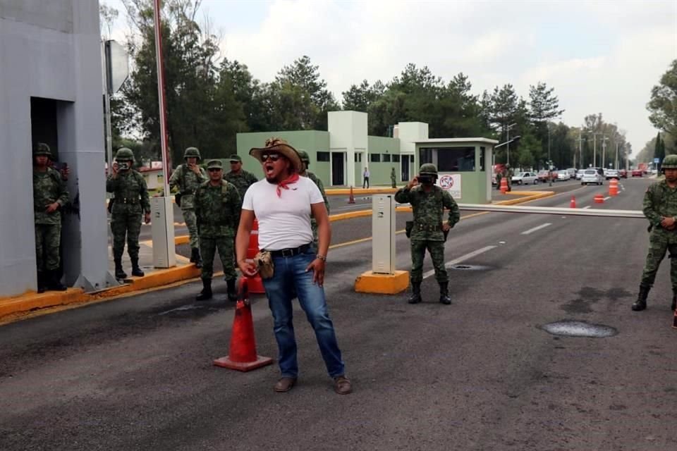 En la entrada principal se han extendido 16 elementos de la Secretaría de la Defensa Nacional (Sedena) que buscan resguardar el sitio.