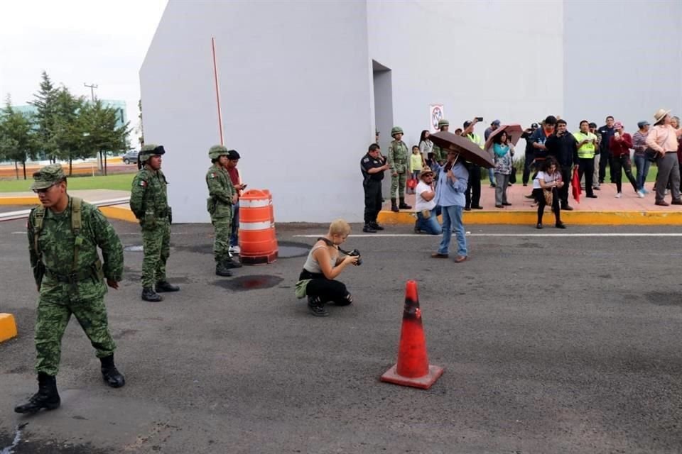 Con tambores, canchas, guitarras y quenas ambientaron la movilización, mismas que ahora tocan frente a elementos castrenses.