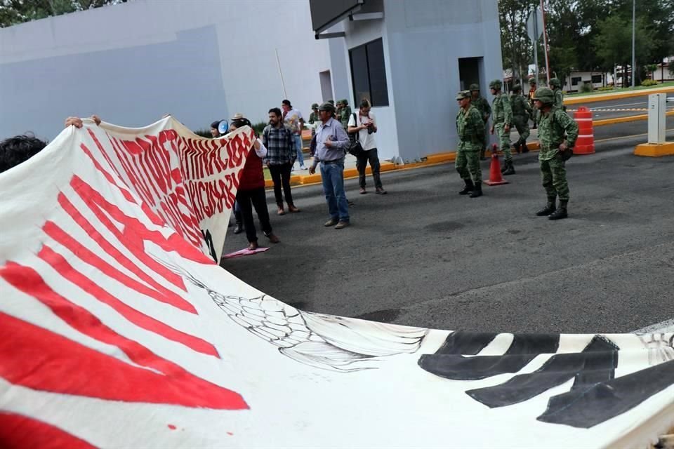 Hasta este recinto militar arribó un grupo de 50 personas que marchó desde el Palacio Municipal de Tecámac.