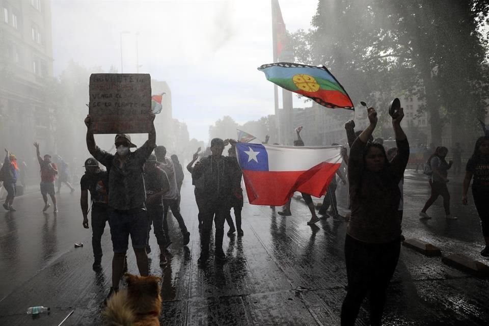 La Policía usó cañones de  agua para dispersar a los manifestantes en Santiago.