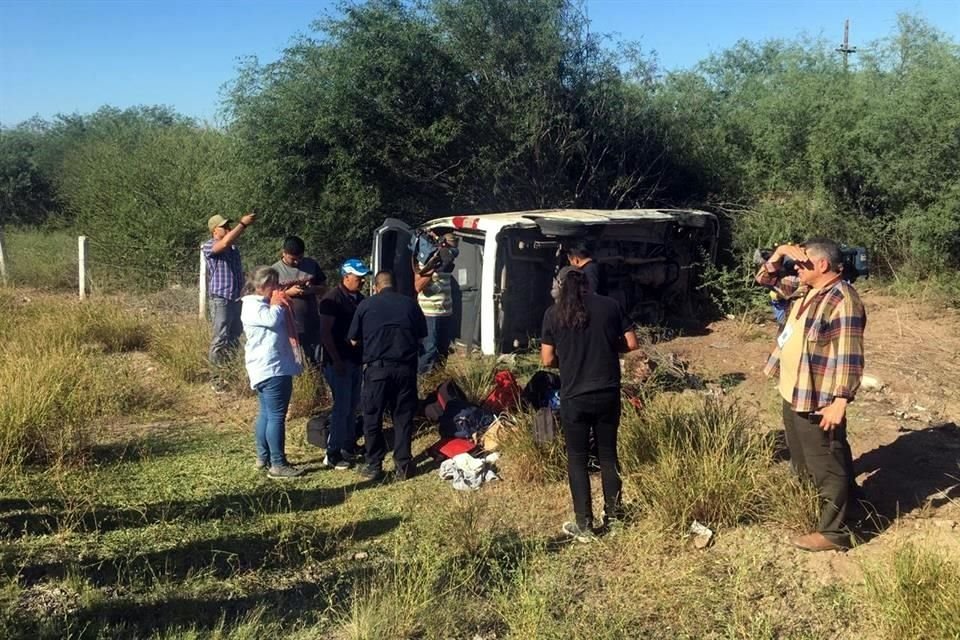 La camioneta volcó en la vía Los Mochis-Ciudad Obregón.