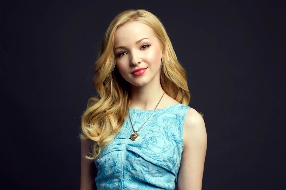 La actriz, famosa por la saga 'Descendientes', ha tenido una vida difícil, pero ella está dispuesta a ser feliz.