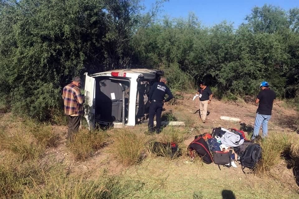 La camioneta volcó en la vía Los Mochis-Ciudad Obregón.