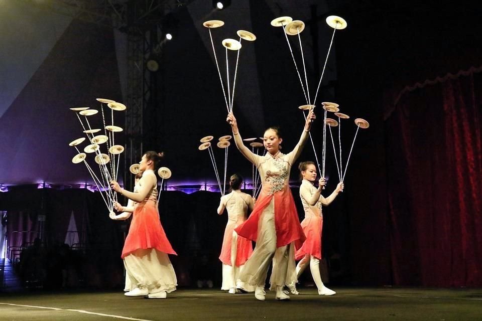 En la Gran Carpa de Circo, que instalaron en el Parque Acero dentro de Fundidora, los artistas utilizaron desde las clásicas mazas o clavas hasta platos y cuerdas.