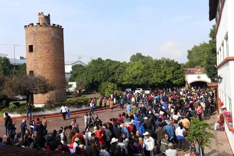 Militantes aguardan que se permita el acceso a la asamblea.