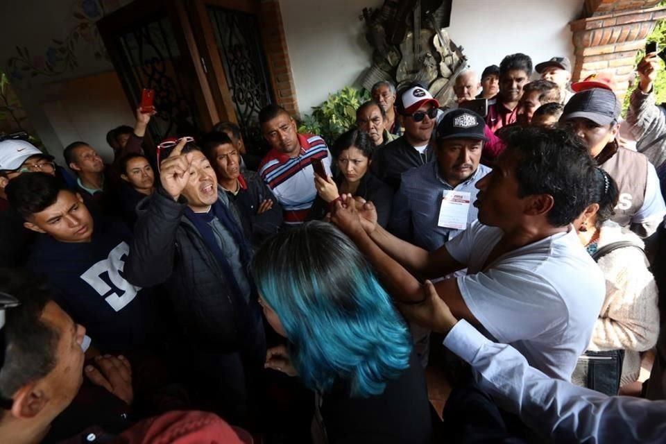 Tras casi dos horas de bloqueo, militantes de Morena ingresan a sede de la asamblea distrital en Naucalpan, a la que acude Polevnsky.