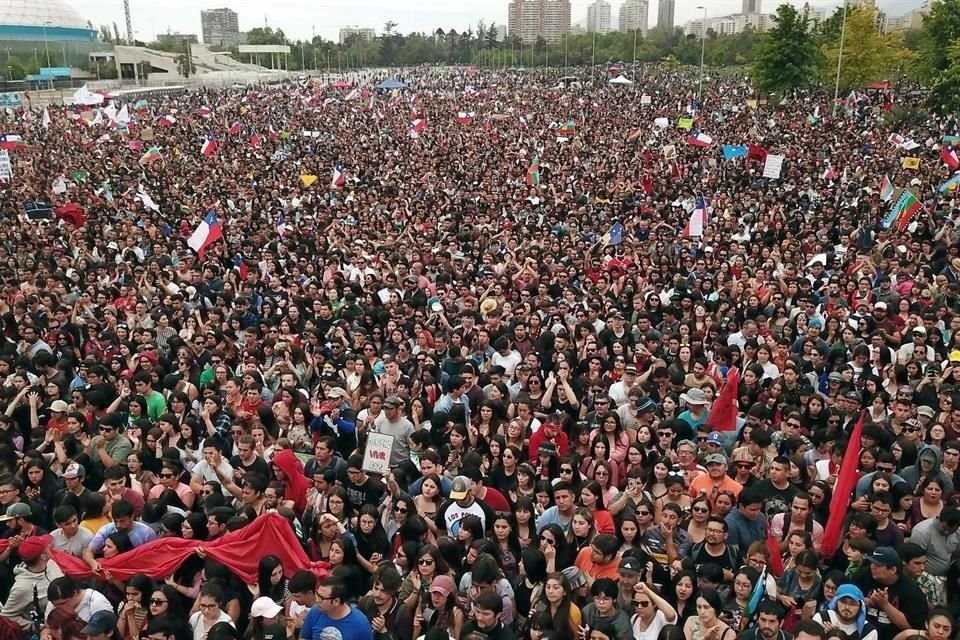 Ciudadanos acuden a un concierto por 'El derecho de vivir en paz' en contra del Gobierno y los actos de violencia este domingo en el parque O'Higgins en Santiago.