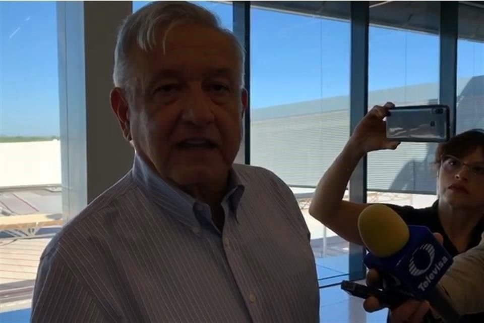 El Presidente en entrevista antes de abordar el avión de regreso a la Ciudad de México.