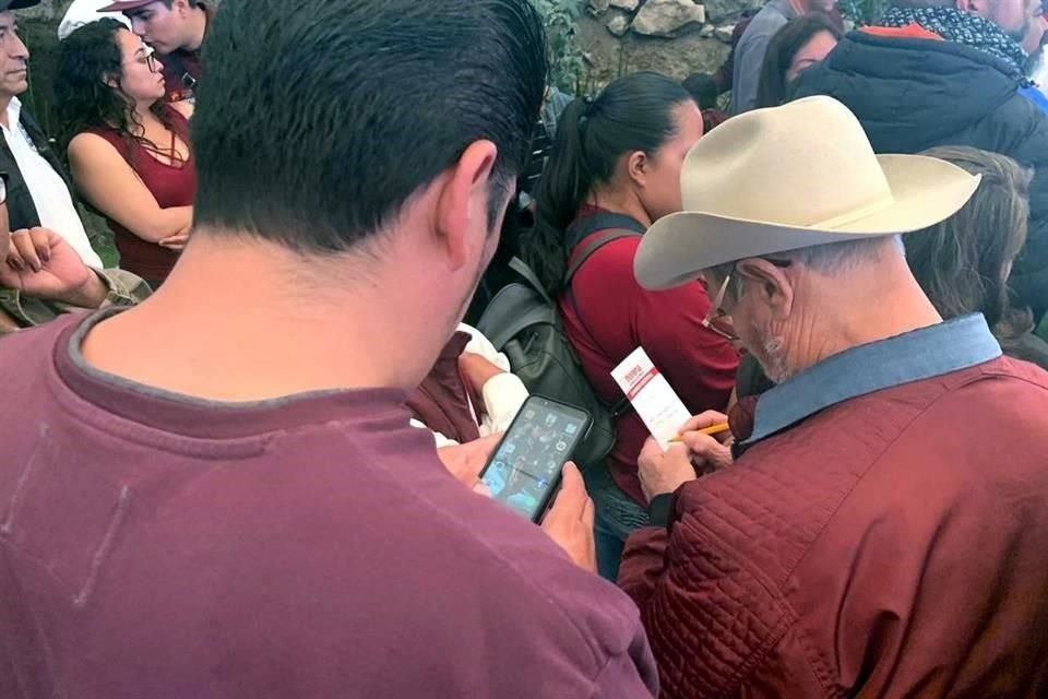 Otros militantes recibieron la instrucción por WhatsApp, según constató REFORMA en un recorrido.