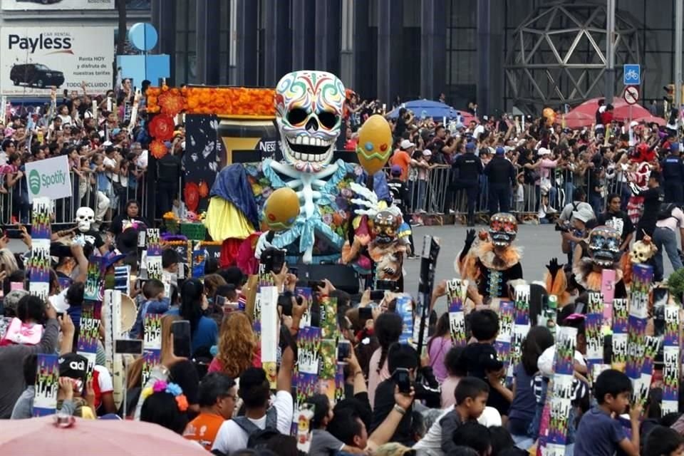 En medio de catrinas, flores de cempasúchil y calaveras monumentales, los capitalinos disfrutan el Desfile de Día de Muertos.