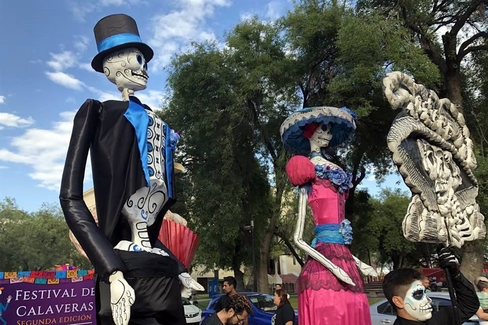 El Festival de Calaveras recorre las calles del Centro de Ciudad.