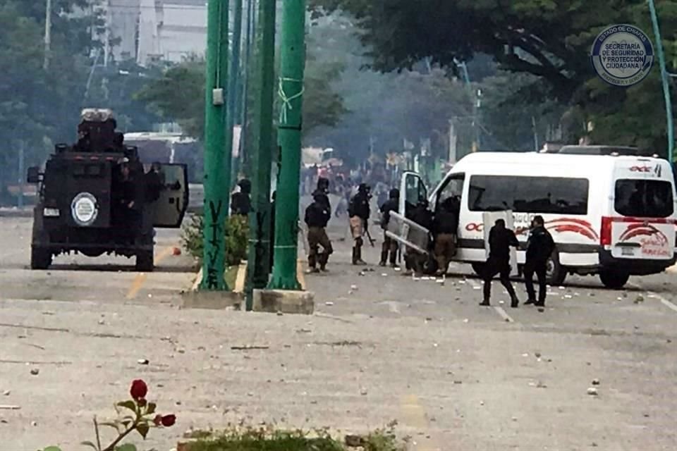 Los policías desalojaron a los normalistas que bloquearon un libramiento en Tuxtla Gutiérrez.