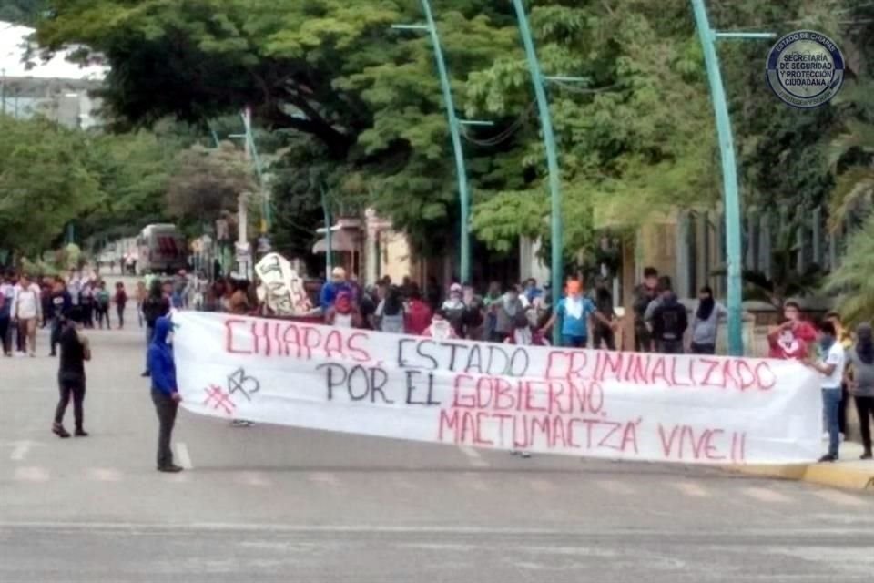 Los policías desalojaron a normalistas que bloquearon un libramiento en Tuxtla Gutiérrez.