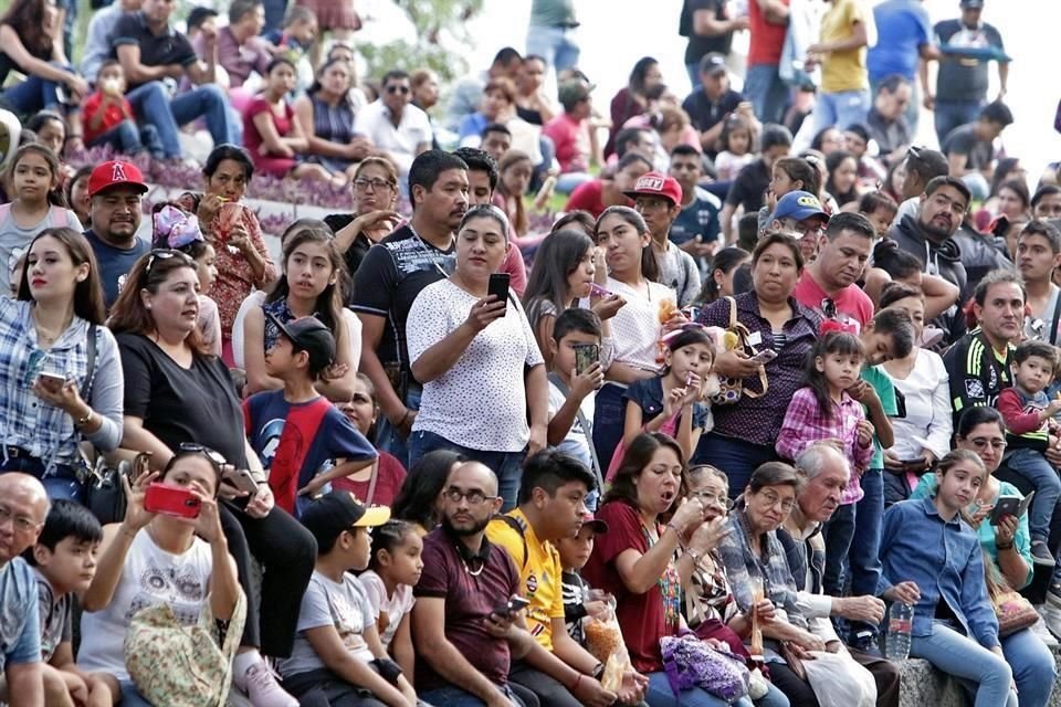 Miles de personas contemplaron el paso de 545 catrinas y calaveras (cifra proporcionada por los organizadores) con coloridos vestidos.