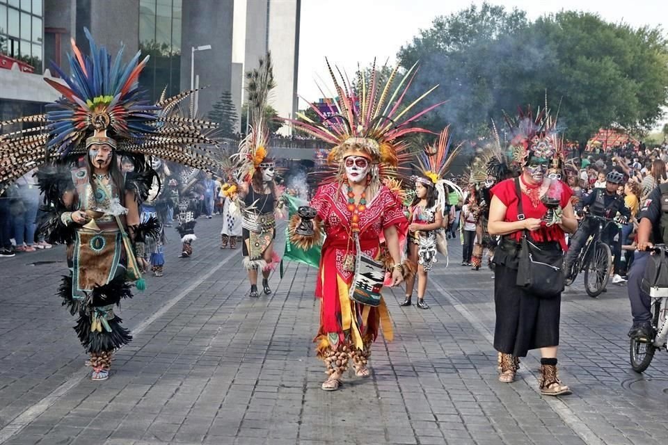 Los contingentes fueron encabezados por catrinas vestidos a manera preshipánica, con penachos, sonajas y percusiones que animaron el paso de los contingentes.