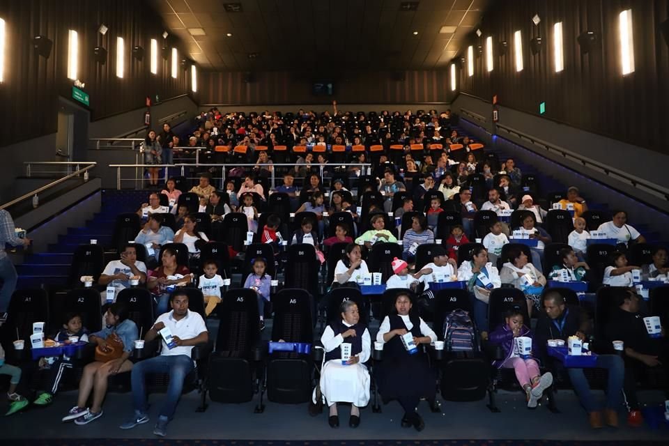 Unos 300 niños pudieron ver la comedia familiar que llega el viernes a cines.