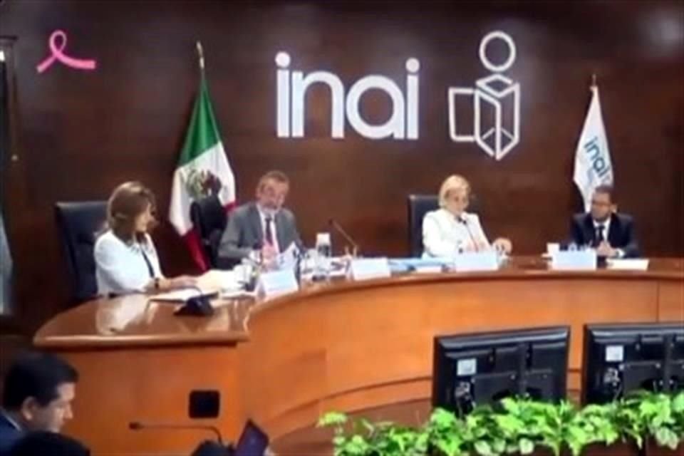 Aspecto de la sesión del Pleno de comisionados del INAI.